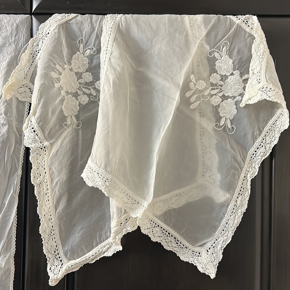 Set of dresser doilies, one long and two side tables - Picture 4 of 7